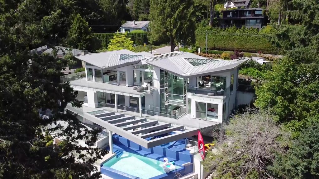 Modern Waterfront House in West Vancouver